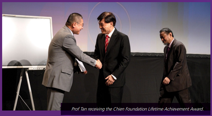 Prof Tan receiving the Chien Foundation Lifetime Achievement Award